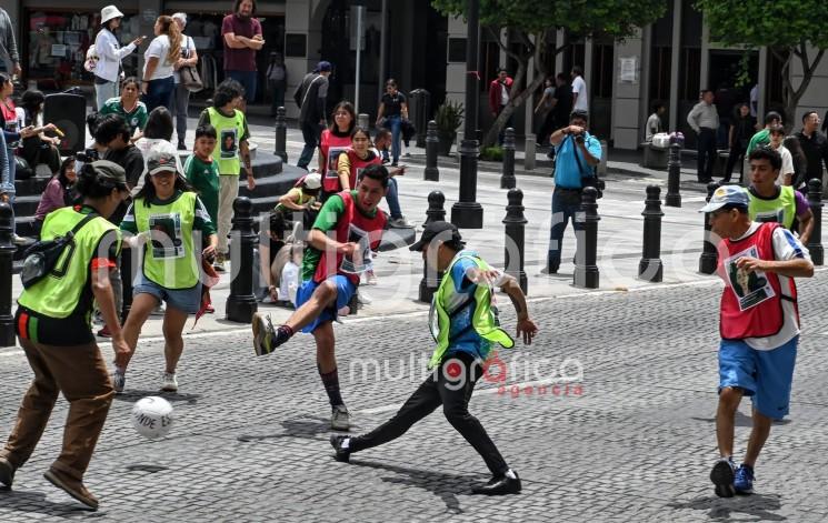 ?
Madres buscadoras cierran la vialidad del centro de Xalapa para realizar actividad denominada “cascarita por los desaparecidos”