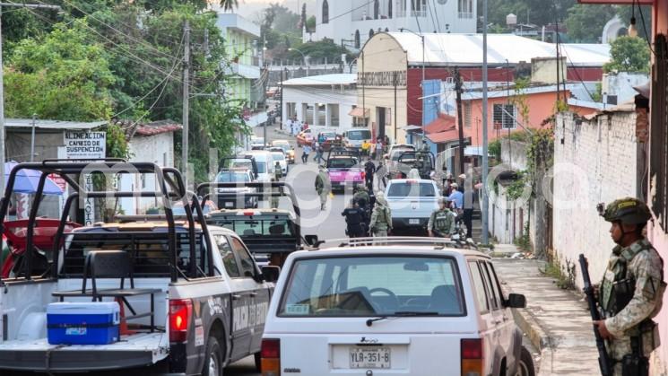 Aseguran presunto artefacto explosivo y droga durante cateo en Papantla