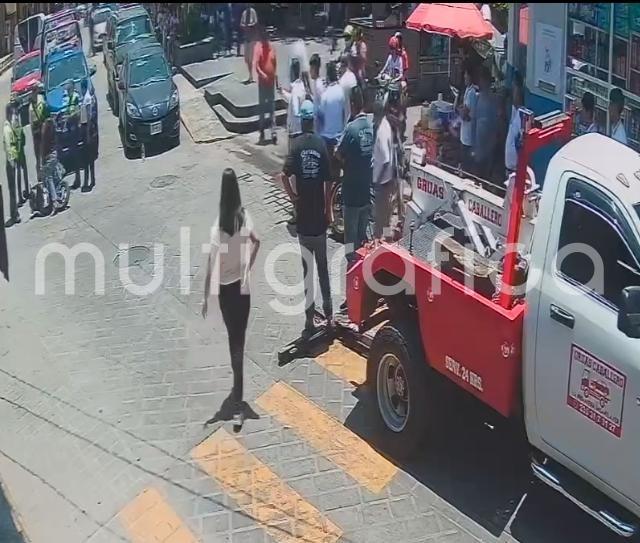 Patrulla de Tránsito Municipal choca contra motocicleta en Misantla; mujer resulta lesionada
