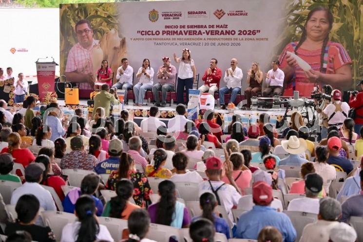 Lleva Gobernadora Rocío Nahle apoyos, mecanización y equipamiento a comunidades de la Huasteca