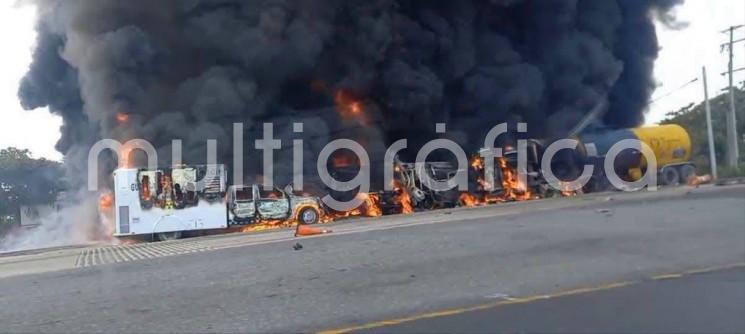 Explota pipa en la caseta fitosanitaria entre Veracruz y Tabasco; corporaciones de emergencia combaten intenso incendio