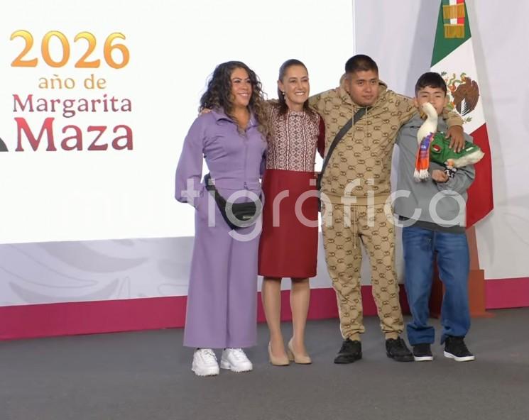 El Pato Merlín llega a la mañanera acompañado de su familia