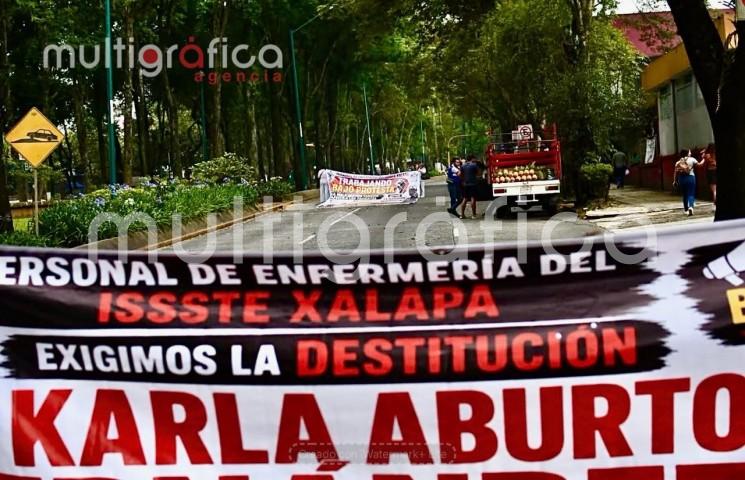 Enfermeras del ISSSTE protestan en Xalapa; acusan irregularidades en jefatura del área