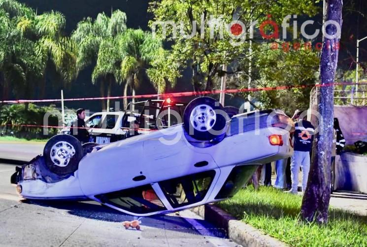 Conductor pierde el control de un Tsuru y provoca aparatosa volcadura frente al Velódromo 