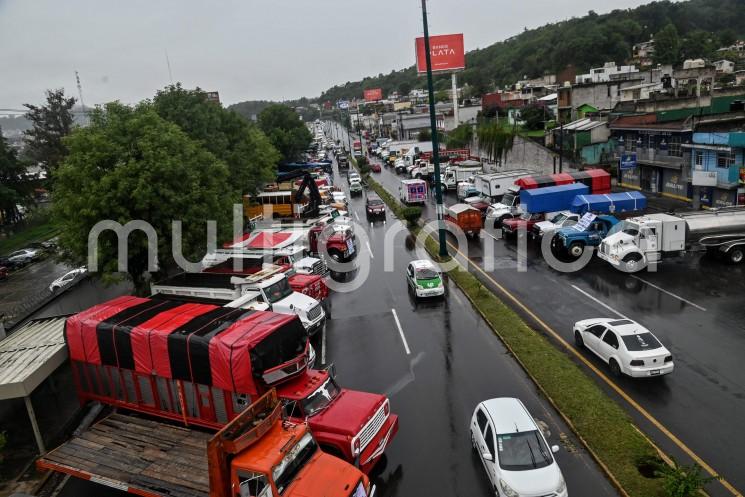 Se manifiestan pacíficamente transportistas de AMOTAC en el bulevar Xalapa-Banderilla.