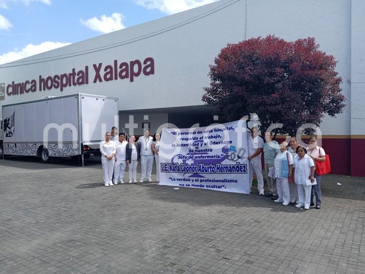 Personal de enfermería, enfermeros y trabajadores de apoyo de la Clínica Hospital del ISSSTE en Xalapa se manifestaron de manera pacífica para expresar su respaldo a la jefa de Enfermería, Karla Leonor Aburto Hernández, y solicitar a las autoridades que no den crédito a las acusaciones en su contra, asegurando que la atención a los derechohabientes no fue suspendida durante la protesta.