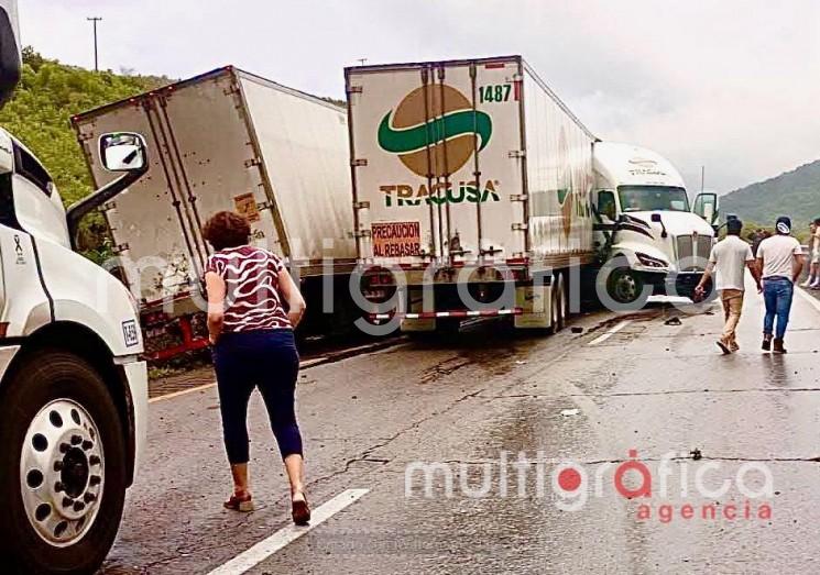 Fuerte accidente bloquea por completo la circulación en las Cumbres de Maltrata; recomiendan utilizar vía alterna