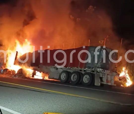 Incendio consume tráiler cargado con fertilizante en la carretera Las Choapas–Ocozocoautla
