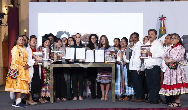 CSP firma convocatoria para consulta de iniciativa de Ley General de Derechos de los Pueblos Indígenas y Afromexicanos

-Es un ejercicio único en la historia de México y es un reconocimiento de lo que significa para México reconocer la grandeza cultural-, afirmó la Jefa del Ejecutivo Federal
