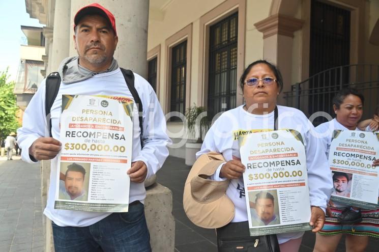 Familiares de personas desaparecidas provenientes del Estado de México colocan fichas de búsqueda en el parque Juárez de Xalapa, Veracruz, durante una jornada de difusión para ampliar la localización de sus seres queridos y exigir mayor coordinación entre las fiscalías estatales.
