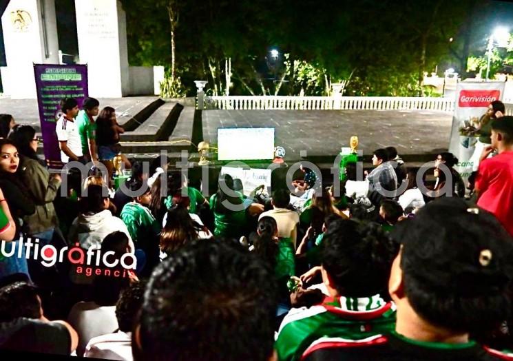 Ante el acceso limitado a la transmisión de los partidos de la Selección Mexicana, patrocinada por empresarios altruistas y coordinada por el Ayuntamiento de Xalapa, la afición xalapeña demostró que el ingenio nunca falta. En el parque Juárez instalaron una pequeña pantalla para seguir, en un ambiente de convivencia, el triunfo de México sobre Ecuador.

Este domingo la historia será distinta. La gobernadora Rocío Nahle García anunció la instalación de pantallas gigantes en Plaza Lerdo, en Xalapa, y en la Macroplaza del Malecón, en Veracruz, para que más aficionados puedan disfrutar del partido entre México e Inglaterra.