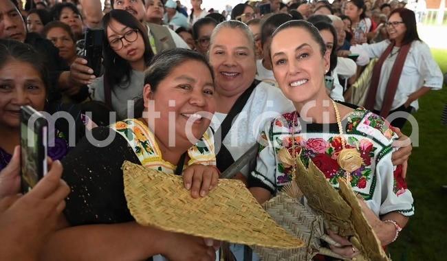 Las mujeres somos el alma de la nación, por eso hay que reconocerlas: Presidenta entrega Pensión Mujeres Bienestar en Quiroga, Michoacán

Además de la Pensión Mujeres Bienestar, la Jefa del Ejecutivo Federal destacó la construcción de un Centro LIBRE en cada municipio del país y la distribución de la Cartilla de Derechos de las Mujeres