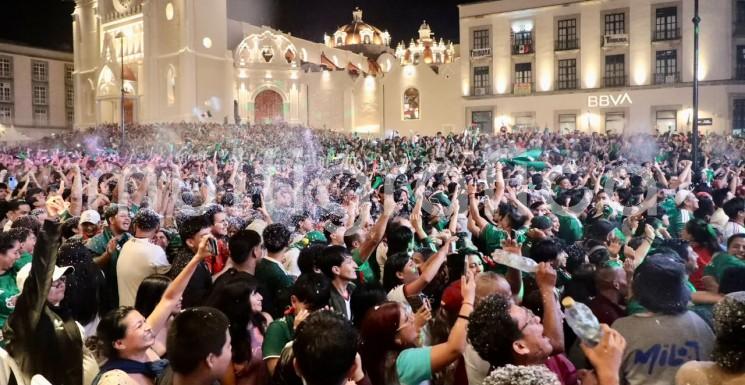 
El corazón de Xalapa, escenario de una gran fiesta tricolor

