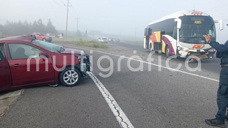 Fallecen tres personas en choque entre autobús AU y automóvil en Perote