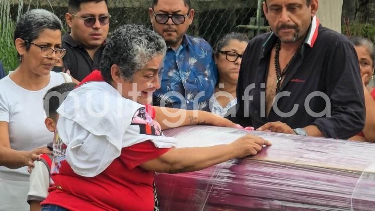 Despiden a Roxana Berenice Guzmán Ramírez entre aplausos, música y un fuerte operativo de seguridad en Nanchital