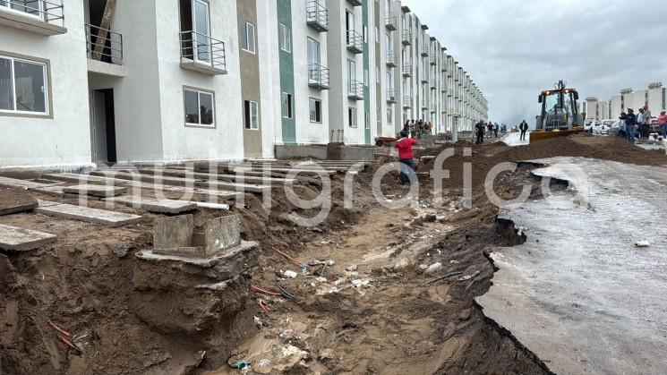 Deslave daña banquetas en zona de viviendas del Bienestar en Río Medio