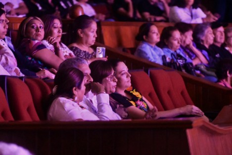 La gobernadora de Veracruz, Rocío Nahle García, señaló que el Festival Internacional del Bolero y el Jazz está contribuyendo a dinamizar la vida cultural y el turismo en el estado, al reunir a artistas y público en distintos escenarios; durante su asistencia al Teatro del Estado para uno de los conciertos, la mandataria invitó a la población a no perderse las actividades que continuarán este domingo tanto en Xalapa como en el puerto de Veracruz, y recordó que todos los eventos son gratuitos, por lo que exhortó a las familias veracruzanas a acudir y disfrutar de esta oferta musical.