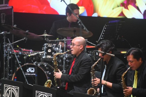 La gobernadora de Veracruz, Rocío Nahle García, señaló que el Festival Internacional del Bolero y el Jazz está contribuyendo a dinamizar la vida cultural y el turismo en el estado, al reunir a artistas y público en distintos escenarios; durante su asistencia al Teatro del Estado para uno de los conciertos, la mandataria invitó a la población a no perderse las actividades que continuarán este domingo tanto en Xalapa como en el puerto de Veracruz, y recordó que todos los eventos son gratuitos, por lo que exhortó a las familias veracruzanas a acudir y disfrutar de esta oferta musical.