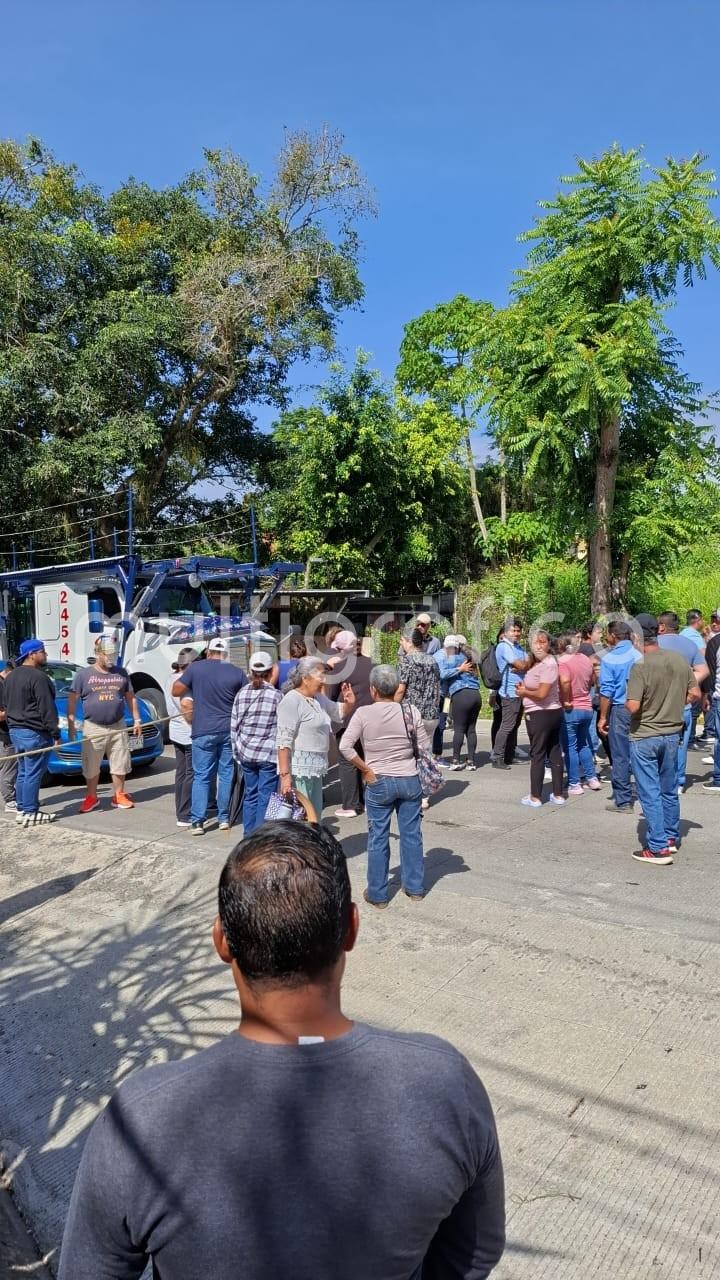 Habitantes de comunidades de Emiliano Zapata bloquean carretera Xalapa-Coatepec, vía Las Trancas