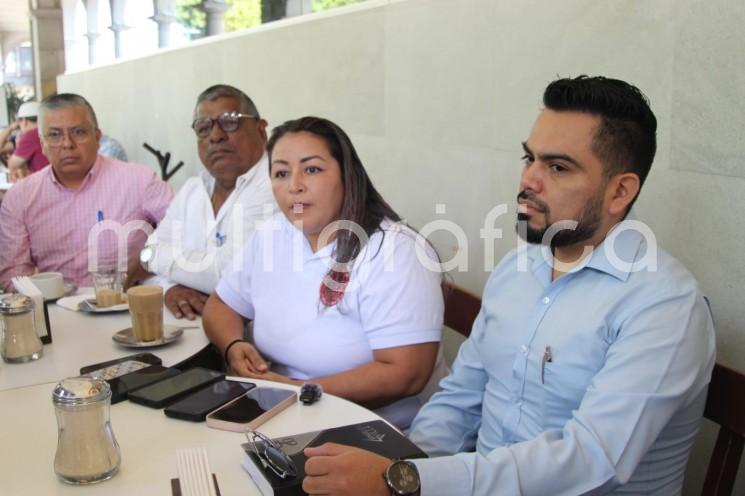 Integrantes de diversas organizaciones de taxistas del estado solicitaron a la gobernadora Rocío Nahle García ser incluidos en las mesas de trabajo donde se elaborará la reforma a la Ley 589 de Transporte Público, con la que se busca regular la operación de plataformas digitales como Uber en Veracruz.