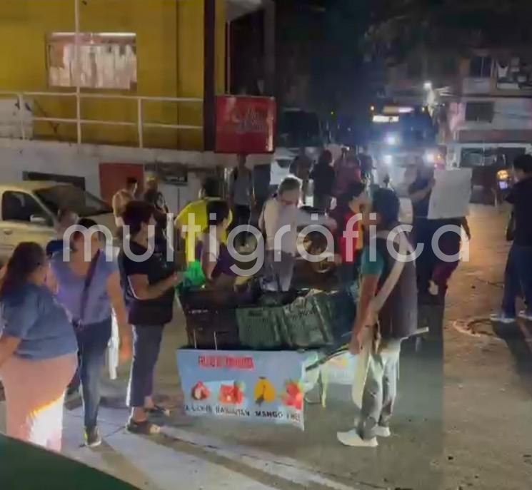 Vecinos del Circuito Tajín bloquean avenida Chedraui Caram en Xalapa, llevan 6 días sin agua