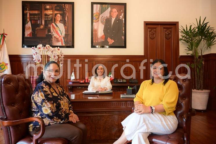 La gobernadora Rocío Nahle García anunció cambios en la Secretaría de Educación de Veracruz (SEV). Claudia Tello Espinosa dejará la titularidad de la dependencia para reincorporarse al Senado de la República, mientras que Raquel Bonilla Herrera, quien fungía como senadora suplente, asumirá el cargo al frente de la educación en el estado.