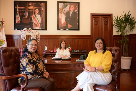 La gobernadora Rocío Nahle García anunció cambios en la Secretaría de Educación de Veracruz (SEV). Claudia Tello Espinosa dejará la titularidad de la dependencia para reincorporarse al Senado de la República, mientras que Raquel Bonilla Herrera, quien fungía como senadora suplente, asumirá el cargo al frente de la educación en el estado.