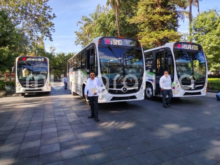 El presidente del Servicio Urbano de Xalapa, Oscar Luis Ceballos Ramírez, informó que la empresa incorporará cinco nuevas unidades al transporte público de la capital veracruzana, de las cuales cuatro ya fueron entregadas y la quinta llegará el próximo viernes.
