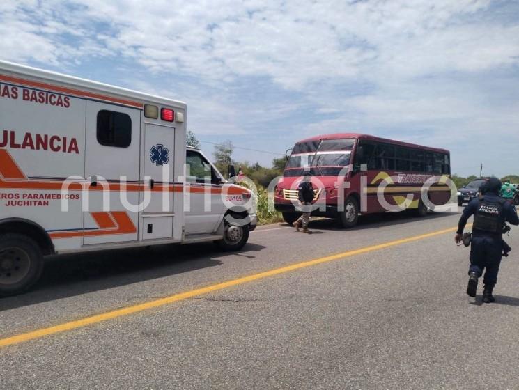 Ataque armado contra autobús deja un pasajero sin vida y al conductor gravemente herido en Juchitán
