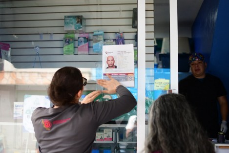 A una semana de la desaparición de Erik Jocsae Campos Velázquez, de 43 años de edad, su madre, Rosalba Campos Velázquez, acompañada de familiares, amigos y personal de la Comisión Estatal de Búsqueda, recorrió este martes calles y establecimientos de la colonia Revolución, donde residía su hijo, para colocar fichas y solicitar el apoyo de la ciudadanía con cualquier información que permita localizarlo. Rosalba, quien también es activista, señaló que desde que presentó la denuncia formal ante la Fiscalía ha recibido buena atención por parte de las autoridades, aunque pidió que las investigaciones y acciones de búsqueda continúen hasta conocer el paradero de Erik Jocsae, desaparecido desde el pasado 28 de julio.