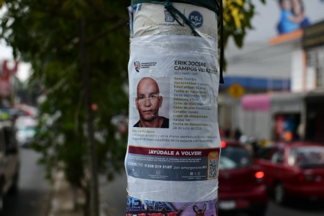 A una semana de la desaparición de Erik Jocsae Campos Velázquez, de 43 años de edad, su madre, Rosalba Campos Velázquez, acompañada de familiares, amigos y personal de la Comisión Estatal de Búsqueda, recorrió este martes calles y establecimientos de la colonia Revolución, donde residía su hijo, para colocar fichas y solicitar el apoyo de la ciudadanía con cualquier información que permita localizarlo. Rosalba, quien también es activista, señaló que desde que presentó la denuncia formal ante la Fiscalía ha recibido buena atención por parte de las autoridades, aunque pidió que las investigaciones y acciones de búsqueda continúen hasta conocer el paradero de Erik Jocsae, desaparecido desde el pasado 28 de julio.