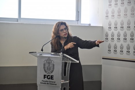 La fiscal general del Estado de Veracruz, Lizbeth Aurelia Jiménez Aguirre, informó que la investigación relacionada con el homicidio de la comunicadora Roxana continúa en integración, por lo que evitó revelar detalles de la carpeta presentada ante el Congreso del Estado para solicitar el juicio de procedencia contra el alcalde de Ixhuatlán del Café.

