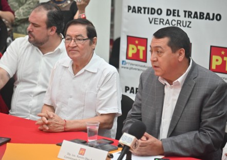 El comisionado político nacional del Partido del Trabajo (PT) en Veracruz, Ramón Díaz Ávila, presentó a los nueve coordinadores regionales del partido, quienes tendrán la tarea de fortalecer la estructura territorial, evaluar perfiles para las elecciones de 2027 y supervisar el trabajo político en las distintas regiones del estado, como parte de la estrategia de reorganización interna del instituto político.