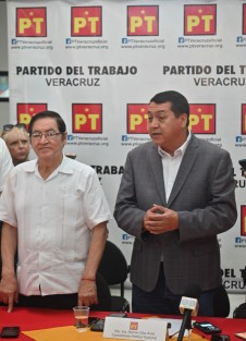 El comisionado político nacional del Partido del Trabajo (PT) en Veracruz, Ramón Díaz Ávila, presentó a los nueve coordinadores regionales del partido, quienes tendrán la tarea de fortalecer la estructura territorial, evaluar perfiles para las elecciones de 2027 y supervisar el trabajo político en las distintas regiones del estado, como parte de la estrategia de reorganización interna del instituto político.