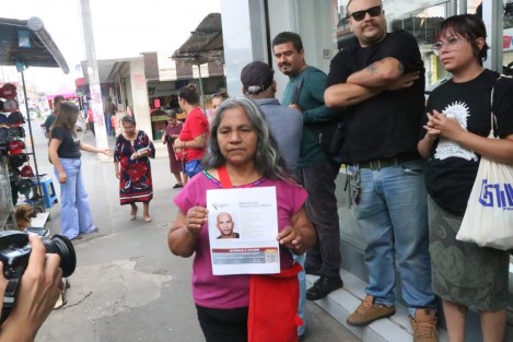 La madre de Erik Campos pidió a las autoridades y a la ciudadanía ayuda para la localización con vida de su hijo, quien desapareció el 28 de julio. Pegaron fichas de búsqueda en la colonia Revolución.
