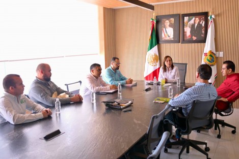 Tras el anuncio de cierre del ingenio San Pedro, en Lerdo de Tejada, la gobernadora de Veracruz, Rocío Nahle García informó que sostuvo una reunión con el representante del ingenio y con el representante de los productores para buscar revertir esta decisión. La mesa queda instalada de forma permanente para continuar con el diálogo y presentar propuestas factibles de apoyo a cañeros, obreros, trabajadores y productores de la zona.