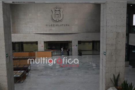 En medio de un fuerte dispositivo de seguridad implementado por elementos de la Fiscalía General del Estado y personal de la Secretaría de Marina, el alcalde de Úrsulo Galván, Bertín Bravo Montero, arribó al Congreso de Veracruz, donde aseguró ser inocente y afirmó que no teme ser detenido. El edil rechazó las versiones de que se había sustraído de la justicia y sostuvo que siempre ha estado disponible para las autoridades. 