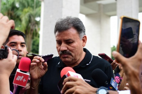 Bertín Bravo abandona el Congreso todavía con fuero; asegura que enfrentará proceso en su contra 
