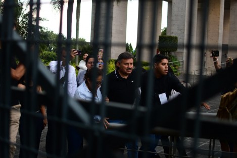 Bertín Bravo abandona el Congreso todavía con fuero; asegura que enfrentará proceso en su contra 
