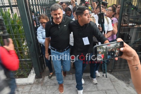 Con 40 votos a favor y 8 en contra, el Congreso de Veracruz retiró el fuero constitucional al alcalde de Úrsulo Galván, Bertín Bravo Montero, al erigirse en Jurado de Procedencia. La decisión permite que la Fiscalía General del Estado continúe el proceso penal en su contra por la desaparición del empresario Héctor Ramos Sánchez y su acompañante, Ignacio López. El retiro de la inmunidad procesal no implica una sentencia ni determina su responsabilidad penal. Tras la resolución, el edil queda separado del cargo y deberá asumir la presidencia municipal su suplente, Pedro de Jesús Rosado Guzmán. 