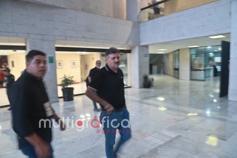 Con 40 votos a favor y 8 en contra, el Congreso de Veracruz retiró el fuero constitucional al alcalde de Úrsulo Galván, Bertín Bravo Montero, al erigirse en Jurado de Procedencia. La decisión permite que la Fiscalía General del Estado continúe el proceso penal en su contra por la desaparición del empresario Héctor Ramos Sánchez y su acompañante, Ignacio López. El retiro de la inmunidad procesal no implica una sentencia ni determina su responsabilidad penal. Tras la resolución, el edil queda separado del cargo y deberá asumir la presidencia municipal su suplente, Pedro de Jesús Rosado Guzmán. 