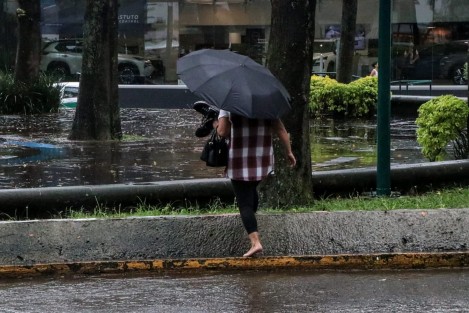 La lluvia ya se hace presente  la tarde de este jueves 06 de agosto en Xalapa. El aguacero refresca la capital veracruzana y complica la circulación en distintos puntos de la ciudad. Se recomienda conducir con precaución, reducir la velocidad y tomar previsiones si vas a salir.