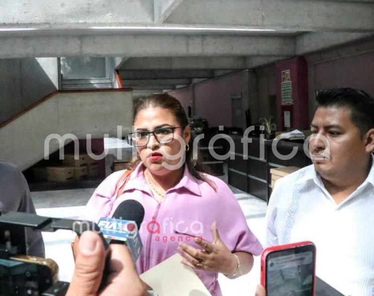 Juliana Ruiz Martínez recibió este viernes en el Congreso de Veracruz la notificación oficial para asumir la presidencia municipal suplente, tras la separación del cargo de Raúl González Martínez. Su toma de protesta está programada para las 20:00 horas en sesión extraordinaria de Cabildo.
La nueva edil aseguró que dará continuidad a las obras y servicios del Ayuntamiento, además de revisar la situación de seguridad antes de definir las acciones que emprenderá al frente del gobierno municipal.