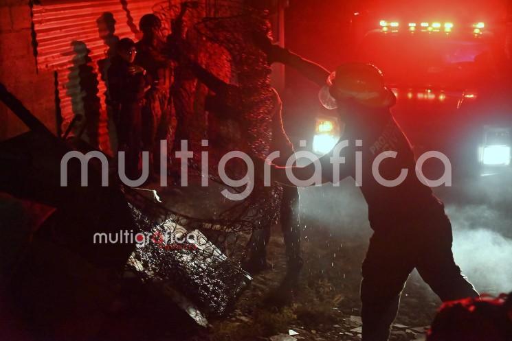 Fuerte incendio consume humilde vivienda en la colonia Higueras