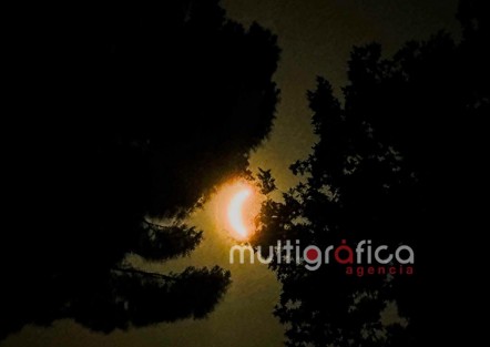 España fue testigo de un espectáculo astronómico. El eclipse pudo observarse en distintas zonas del país, donde el cielo se transformó durante el fenómeno y cientos de personas dirigieron la mirada al firmamento para contemplar el evento.

