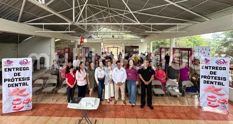 Beneficia gobierno de Banderilla a 82 personas con prótesis dentales
