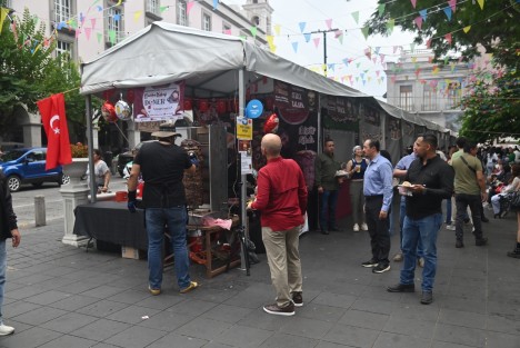 La Feria del Pambazo llena de sabor y color el parque Juárez, en Xalapa, con una amplia variedad de pambazos de distintos tamaños, sabores, colores y precios para todos los gustos.