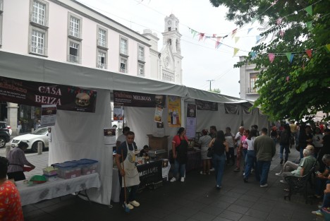 La Feria del Pambazo llena de sabor y color el parque Juárez, en Xalapa, con una amplia variedad de pambazos de distintos tamaños, sabores, colores y precios para todos los gustos.