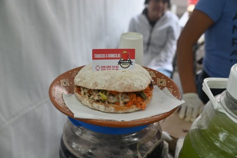 La Feria del Pambazo llena de sabor y color el parque Juárez, en Xalapa, con una amplia variedad de pambazos de distintos tamaños, sabores, colores y precios para todos los gustos.