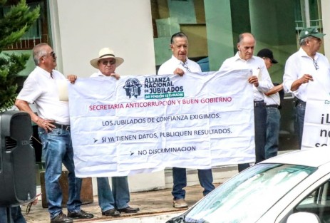 Jubilados de la Comisión Federal de Electricidad (CFE), Petróleos Mexicanos (Pemex), Banobras y Nacional Financiera (Nafinsa) se manifestaron este viernes en las oficinas de la CFE en Xalapa, para exigir respeto a sus derechos adquiridos y rechazar cualquier modificación a sus pensiones que implique una aplicación retroactiva.